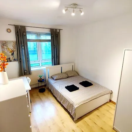 Central London Spacious Flat With 2 To 3 Bedrooms-2