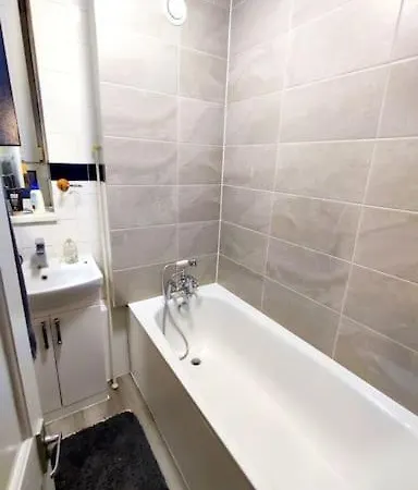 Central London Spacious Flat With 2 To 3 Bedrooms-3