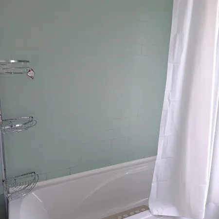 Single Room Near London Seven Kings Train Station-2