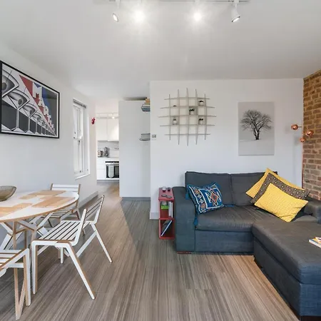 Charming 1-Bed Victorian Flat & Roof Terrace, Clapton-2