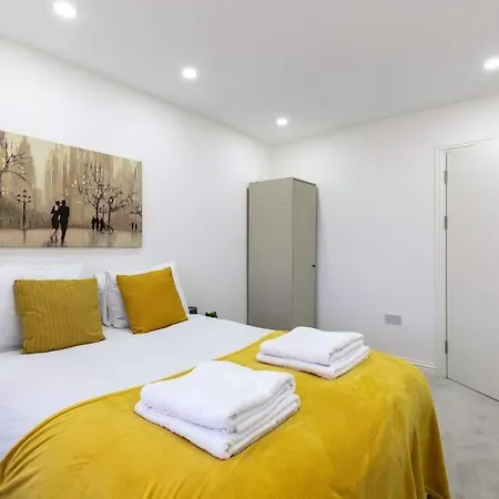 4Bed 11 Occupancy Large Flat Elizabeth Line West London Flat Free Parking-2