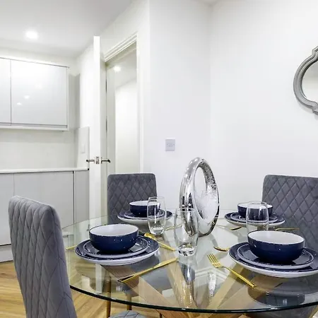4Bed 11 Occupancy Large Flat Elizabeth Line West London Flat Free Parking-3