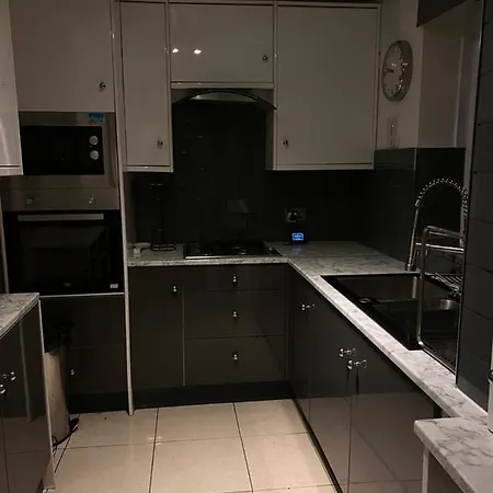 A Modern Flat In Southeast London-2