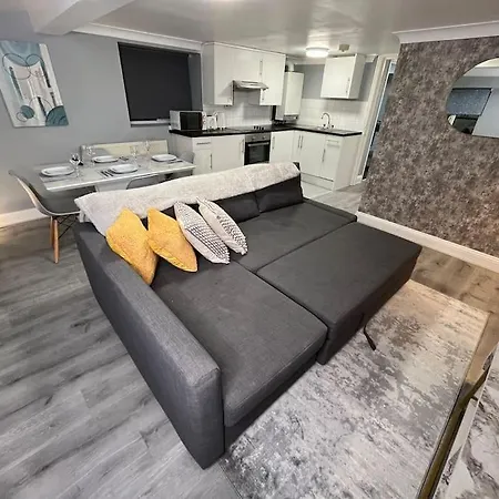 Modern With Stylish Terrace - Your London Oasis!-2