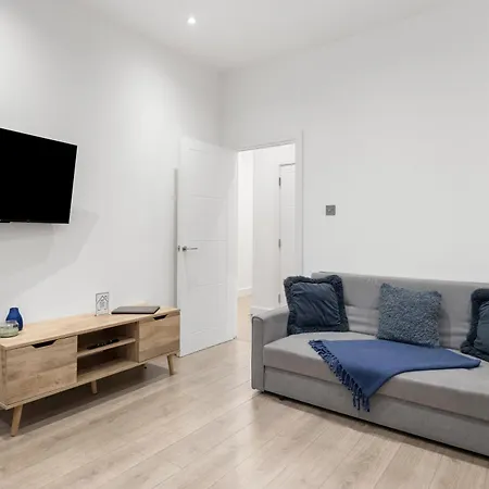 Welcoming And Spacious Apartment- Excellent Location-2