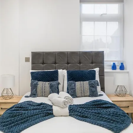 Welcoming And Spacious Apartment- Excellent Location-3
