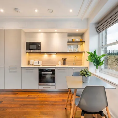 Luxury One Bedroom Apartment With Ac, Bidet, Balcony View, Free Coffee, Tea, Wifi In Central London-3