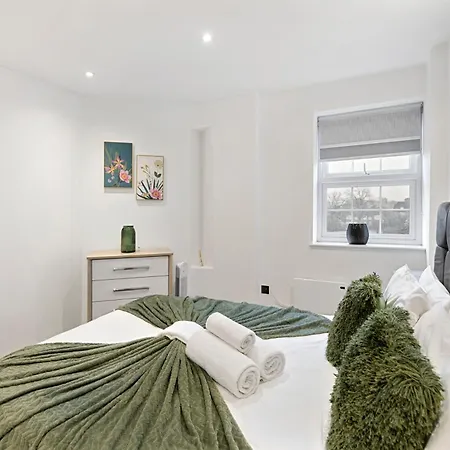 Bright And Spacious Apartment - Excellent Location-2