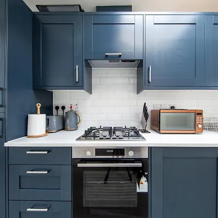 Cosy 1 Bed Apartment With Free Parking Close To Underground Station Zone 2 For Quick Access To Central London Up To 5 Guests-3