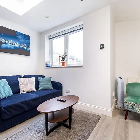 Cosy 1 Bed Apartment With Free Parking Close To Underground Station Zone 2 For Quick Access To Central London Up To 5 Guests-2