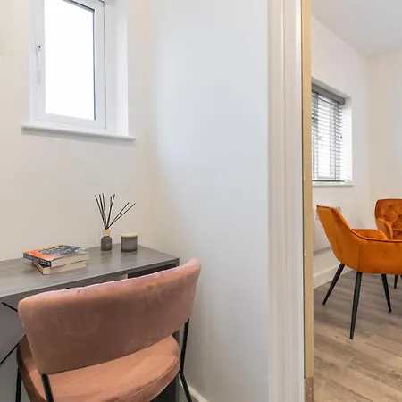 Beautiful-Cosy-King Sized Bed Flat 3 Min Walk To Tube Station-2