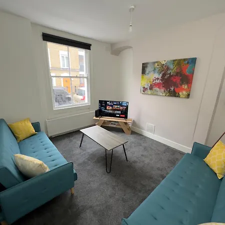 Newly Decorated 5-Bed Hackney Townhouse-3