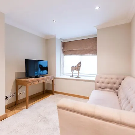 Luxury 6 Bedroom House In Southwick Street-3