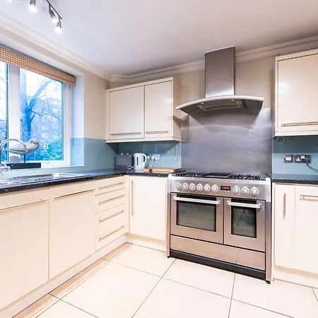 Luxury 6 Bedroom House In Southwick Street-2