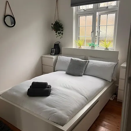 Edgware Road Apartment-2