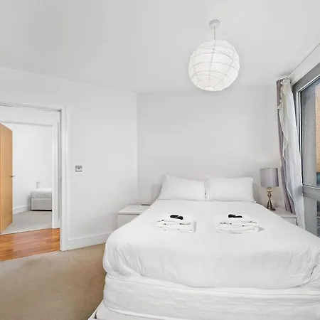 Modern Serviced 3-Bedroom Flat In East London-2