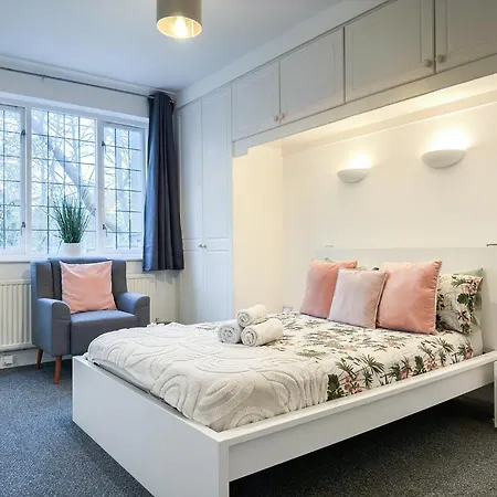 Cosy Apartments Near Hampstead Heath With Free On-Site Parking & Private Gardens, Golders Green-3