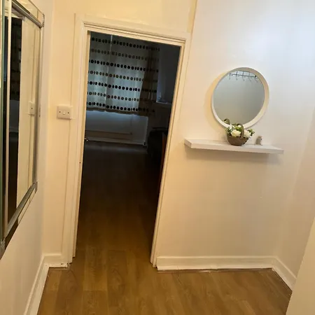 One Bedroom Apartment In Tower Bridge Road-3