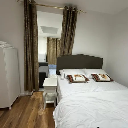 4Th Studio Flat With Private Own Bathroom A London Luxury Family Home Setup And Furnished With Double Bed Plus A Double Futon-Sofa Bed A Single Futon Bed A Baby Cot And Garden And Free Parking-3
