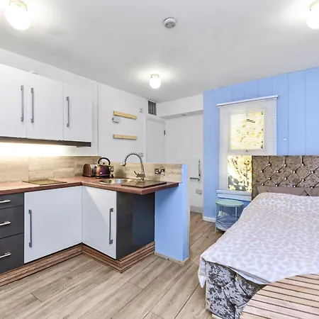 Cosy Studio Flat On A Budget-2