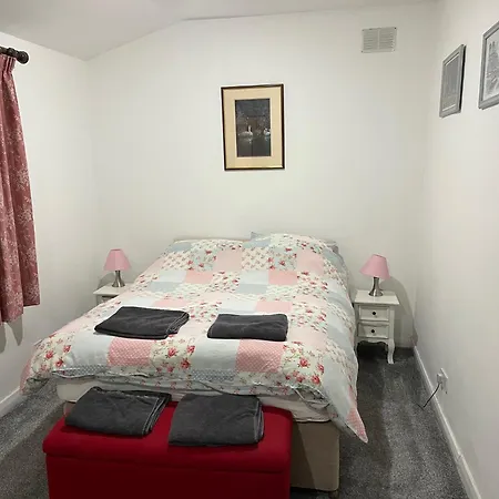 Lovely 1 Bedroom Flat In Quiet Wimbledon-3
