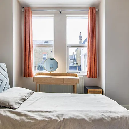 Cosy 1 Bed Apartment With Free Parking Close To Underground Station Zone 2 For Quick Access To Central London Up To 5 Guests-3