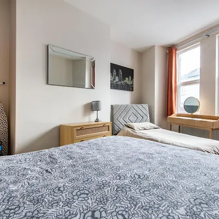 Cosy 1 Bed Apartment With Free Parking Close To Underground Station Zone 2 For Quick Access To Central London Up To 5 Guests-2