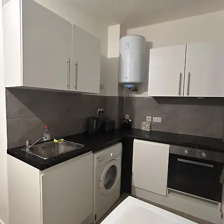 Spacious Studio Flat In London-3