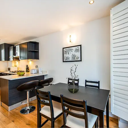2 Bed Flat In Clapham Common-3