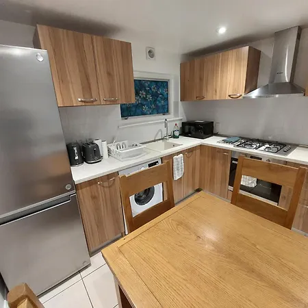 Cosy North Kensington Family Apartment For 4 Persons - Children Stay Free Netflix In All Bedrooms Close To Underground And Overground Stations - Very Convenient For Wembley Stadium-3