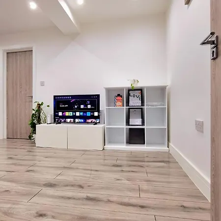 Brand New Flat Close To Turnpike Lane Tube Station-2
