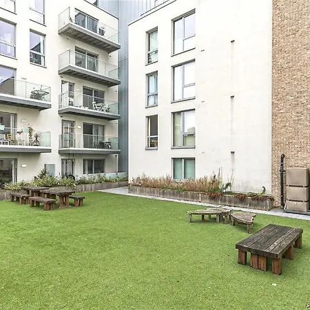 Modern Serviced 3-Bedroom Flat In East London-3