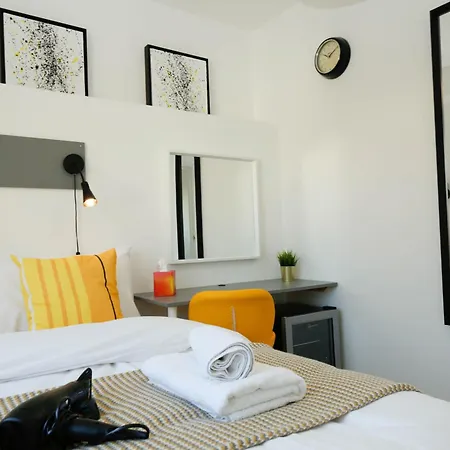 Luxury Rooms In Camden Town Near Shops, Cafes, Bars & Metro With Shared Bathrooms-3