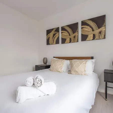 Modern Luxury Apartment By Bow Road Station-3