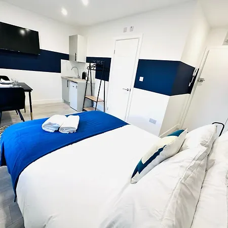 High Standard Central Studios Perfect For Tourists!-3