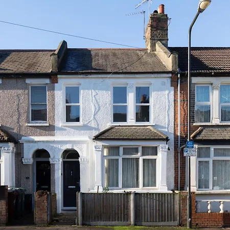 Stylish 2-Bedroom Flat In Walthamstow-3
