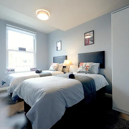 2 Bed Terraced Flat Piccadilly Line-3