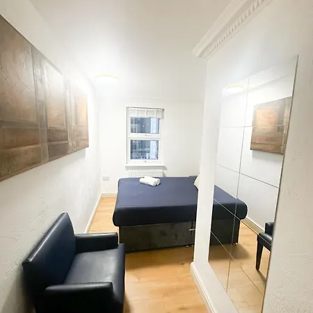 Flat 3 Stay In Aldgate Apartments-3