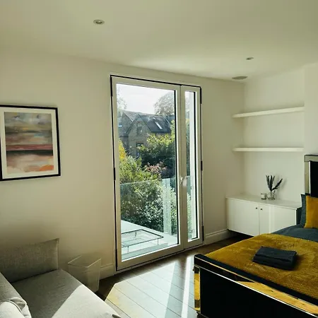 Stunning Flat In Chiswick-2