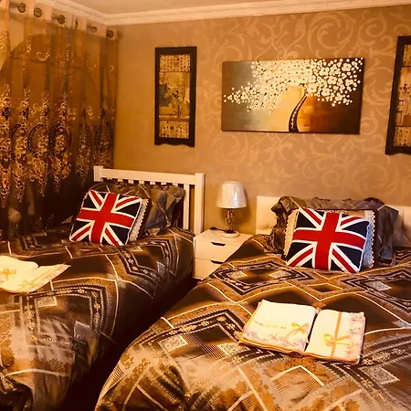 Cheerful 4 Bedroom House With Garden Free Parking-2