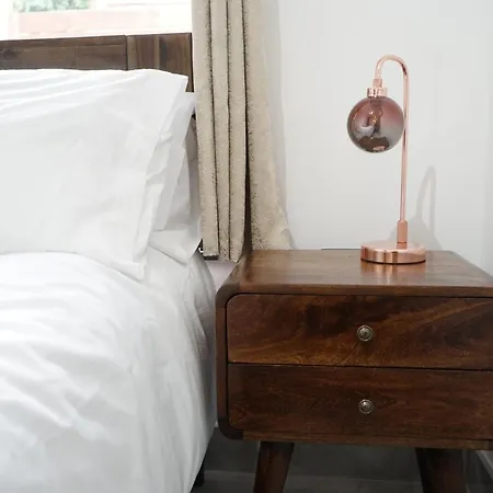 Luxury London House Sleeps 13, 2 Minutes To Metro-2