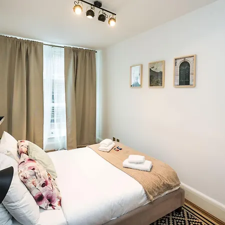 Charming Spacious 2Br Flat Near Station Plus Parking-3