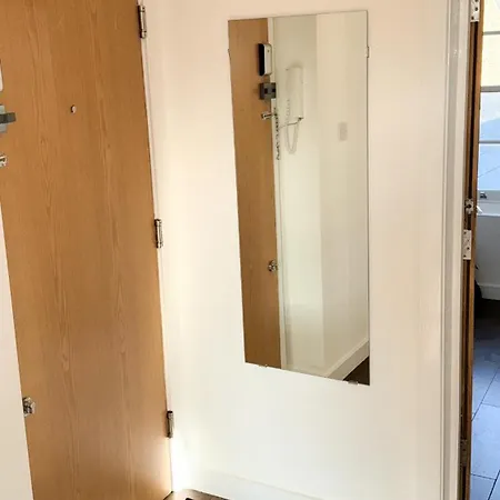 London Stylish 1 Bedroom Apartment-3