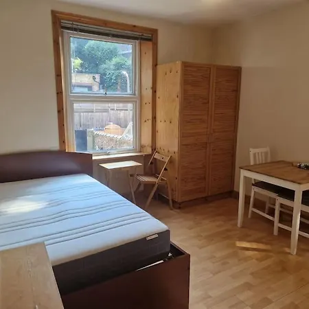 Bright Studio Apartment Highgate-3
