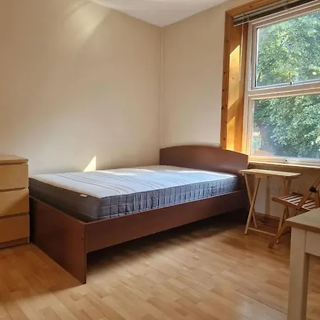 Bright Studio Apartment Highgate-2