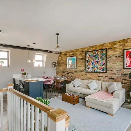 Stylish 2 Bed Flat With Balcony Great Views Nrtube-2