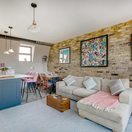 Stylish 2 Bed Flat With Balcony Great Views Nrtube-3