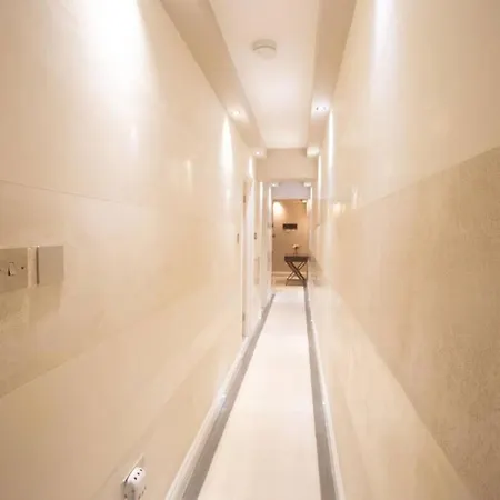 Oikoshomes Three Bedroom Flat In London-2