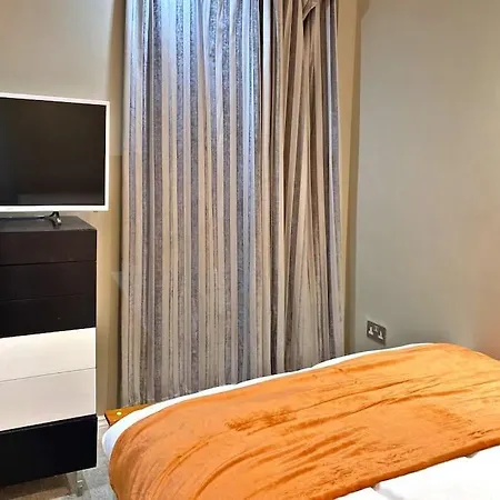 Oikoshomes Three Bedroom Flat In London-3