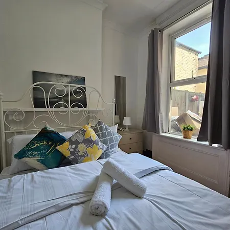 Family Room Near Queen Mary College-3